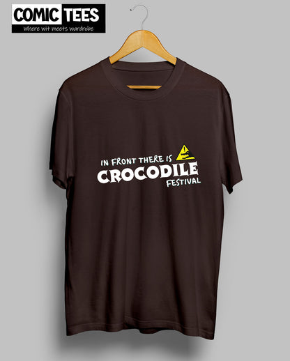 In Front there is a Crocodile Festival T-Shirt